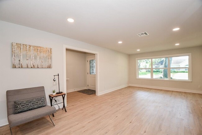 Building Photo - 4302 McDermed Dr