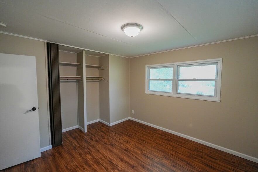 Building Photo - 1814 Meadow Dr
