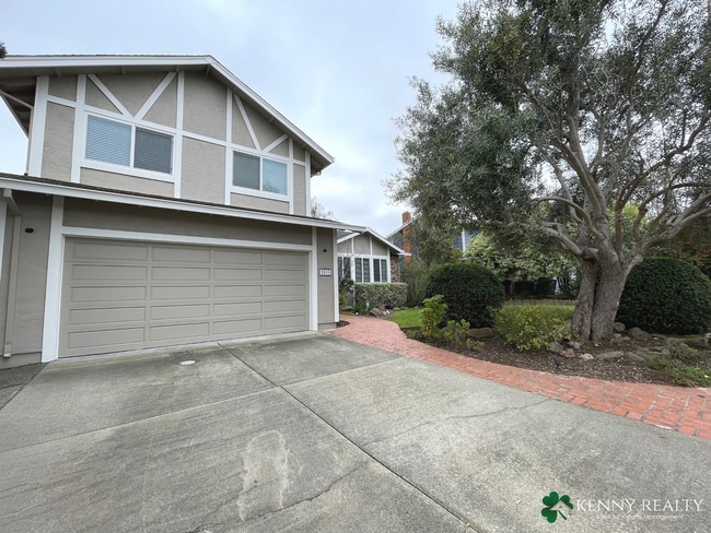 Building Photo - Large 3 Bedroom, 2.5 Bathroom, Great Neigh...