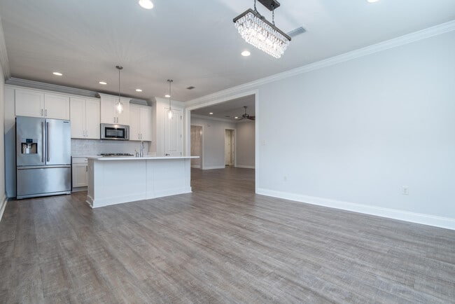 Building Photo - 718 Woods Dr