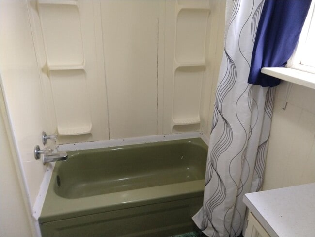 Building Photo - 112 E Cherry St