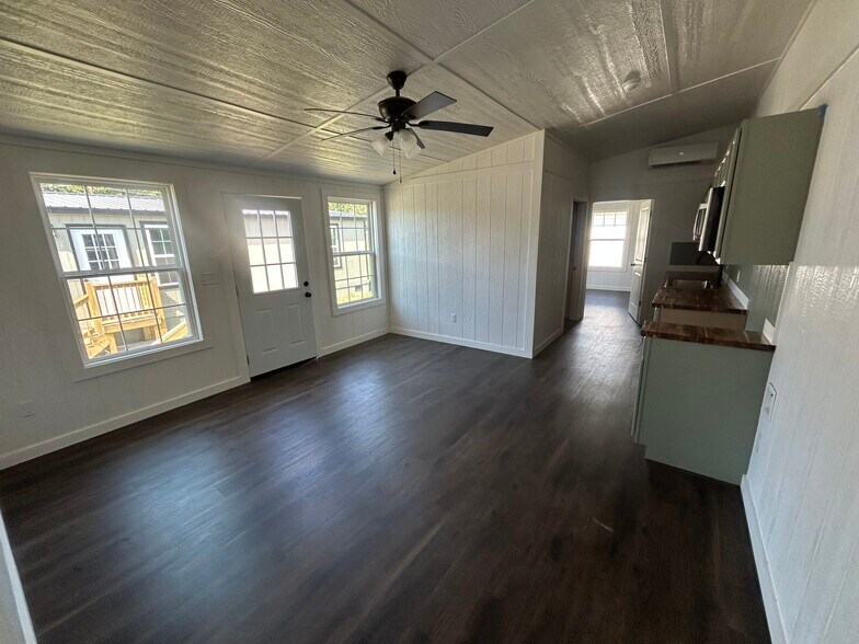 Building Photo - 502 N Palm St