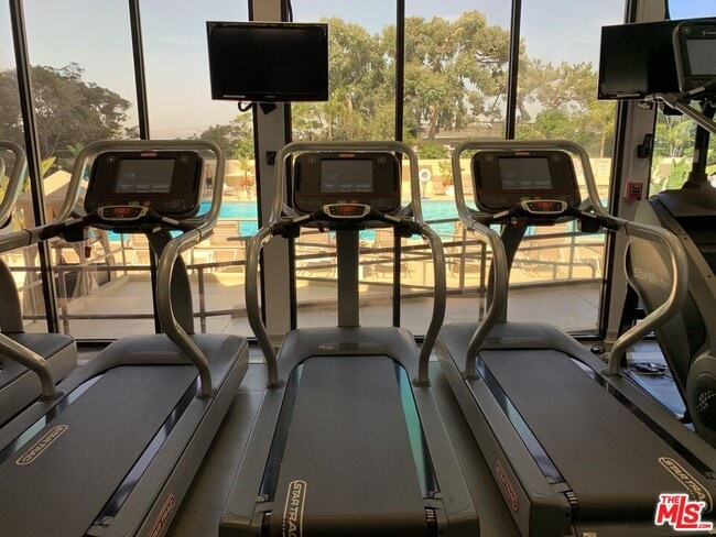 Building Photo - 2170 Century Pk E