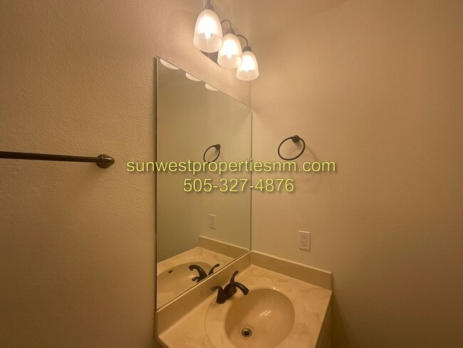 Building Photo - 4 Bedroom, 2 Bath Home