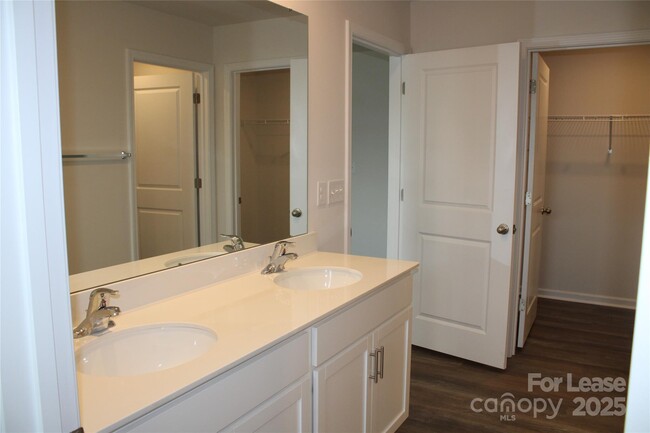Building Photo - 2295 Mdw Strm Dr