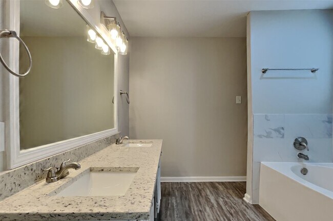 Building Photo - 3327 Colonel Ct Dr