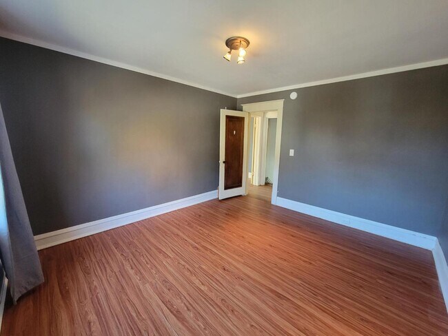 Building Photo - 325 Knapp St NE