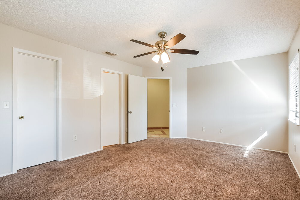 Building Photo - 402 E Springtree Way