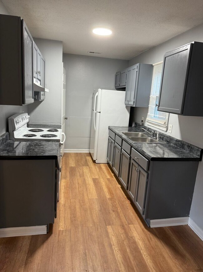Building Photo - UPDATED 3 bedroom