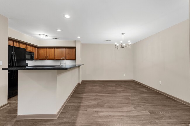 Building Photo - 1070 University Dr