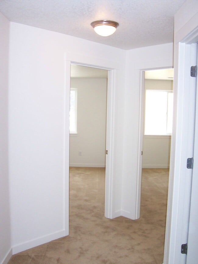 Building Photo - Available 3/23! Spacious 3 Bed/2.5 Bath Home in VAN MALL Area!