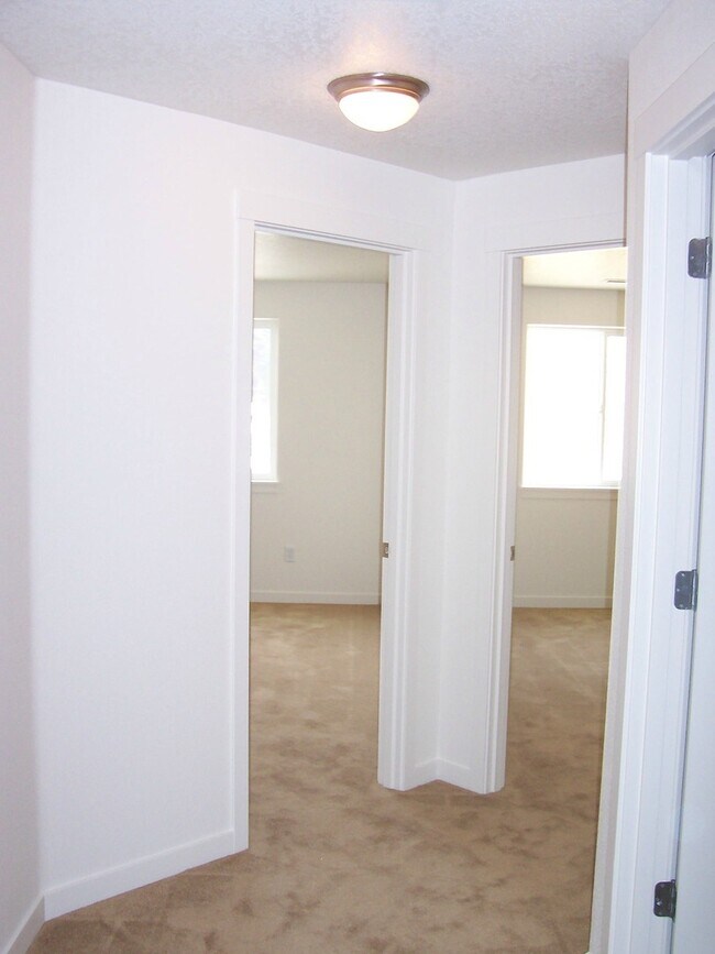 Building Photo - Beautiful 3 Bed/2.5 Bath Home in VAN MALL ...