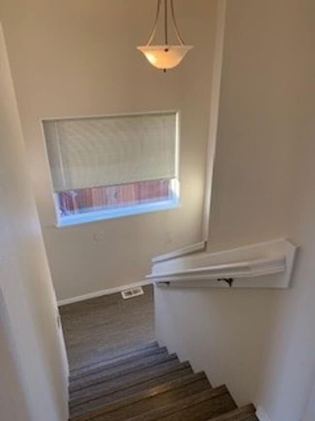Building Photo - 2 Bedroom South Anchorage Condo!