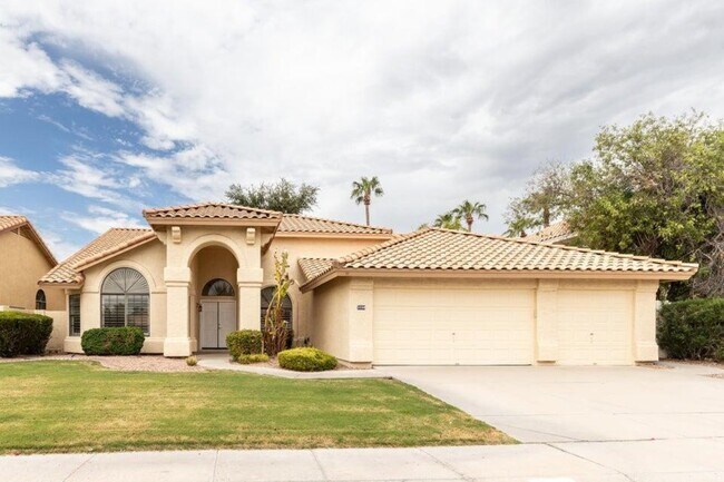 Building Photo - 3350 S Oleander Dr