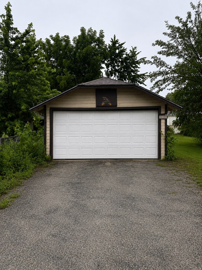 Building Photo - Classic 3 Bedroom Home With Character and Space in Galesburg!