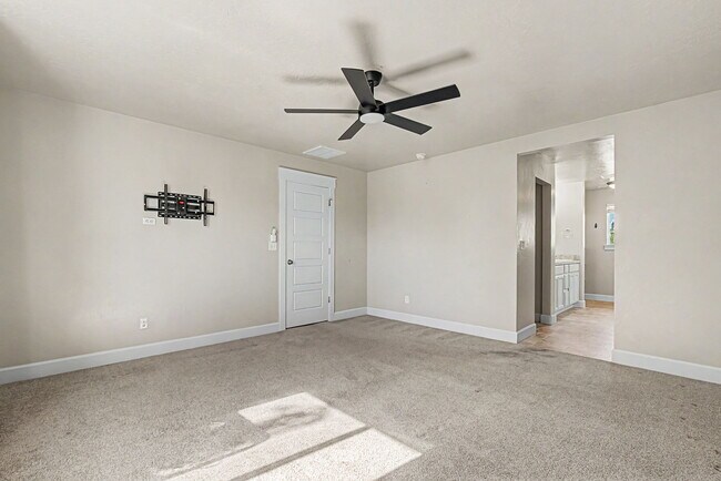 Building Photo - 5140 N Elmstone Ave