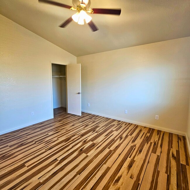 Building Photo - MOVE-IN READY 4BR/3BA SINGLE FAMILY HOME I...