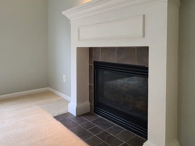 Building Photo - Gorgeous 6 BR Home, Convenient to Quantico & Commuting