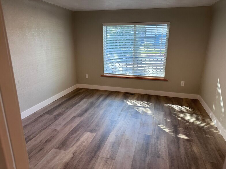 Living Room - 5190 Washington St