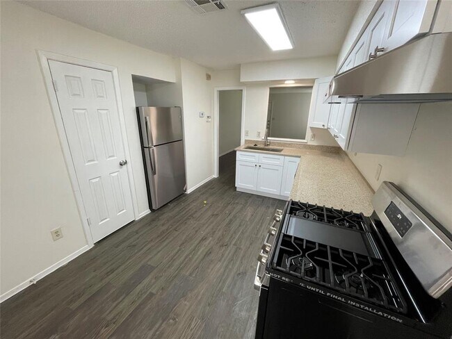 Building Photo - 7004 Millrace Dr