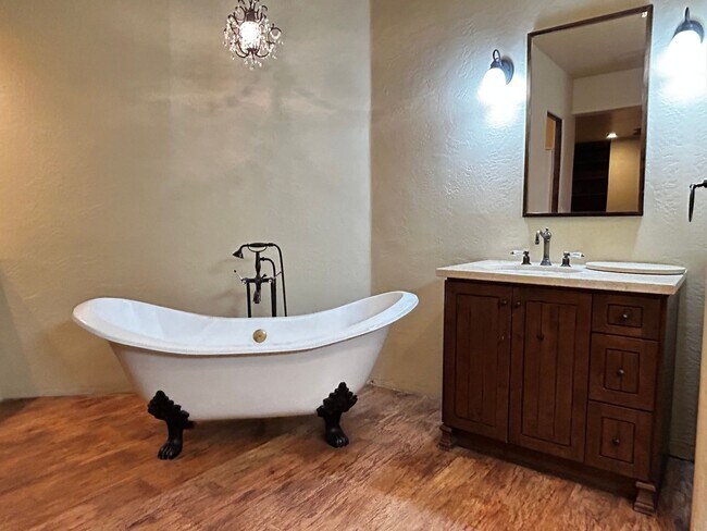 Building Photo - On GOLF COURSE LOT - 3 Bed/3Bath GATED Com...
