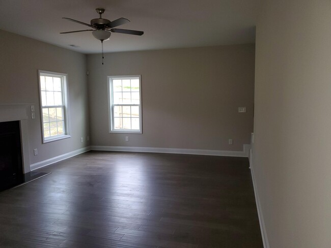 Building Photo - 560 Hampstead Pl