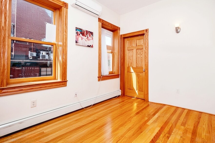 Building Photo - 102 Myrtle St