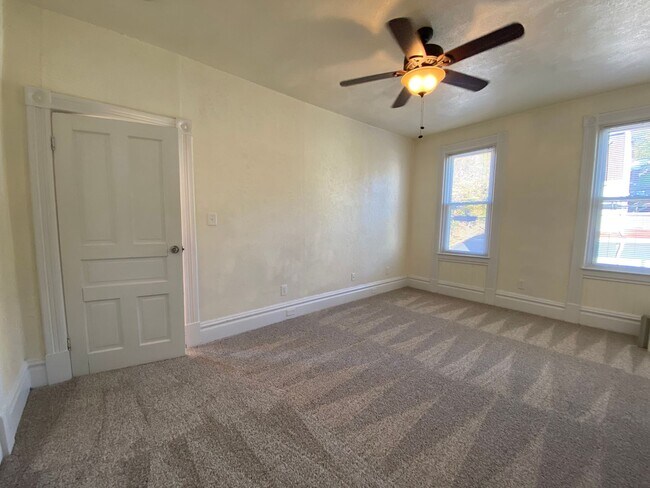 Building Photo - Spacious 3br house with off street parking