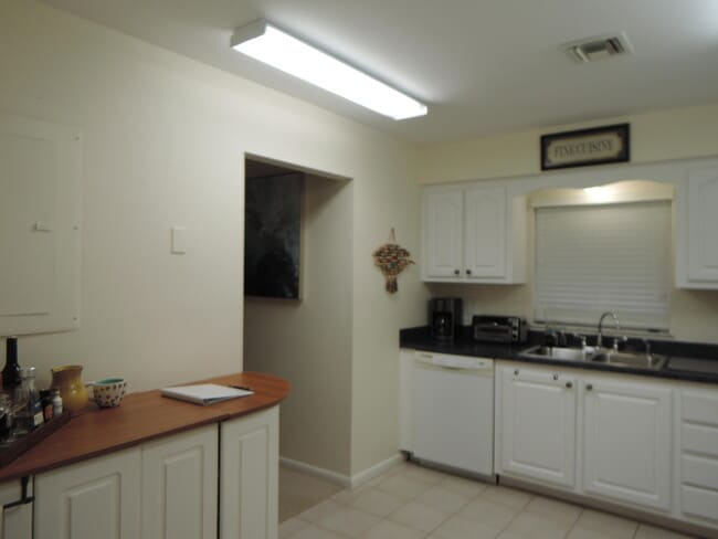 Building Photo - 1209 S Lakes End Dr