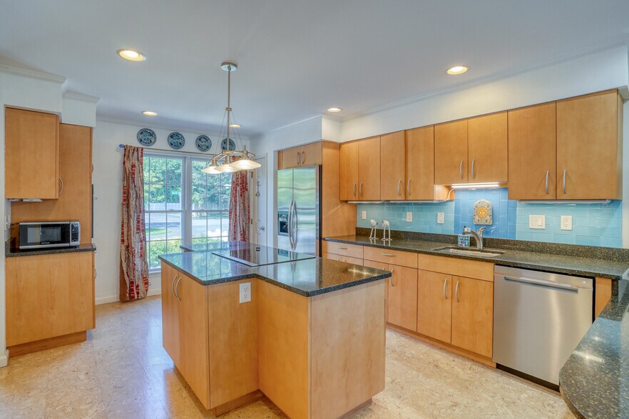 Kitchen - 320 Blue Heron Dr