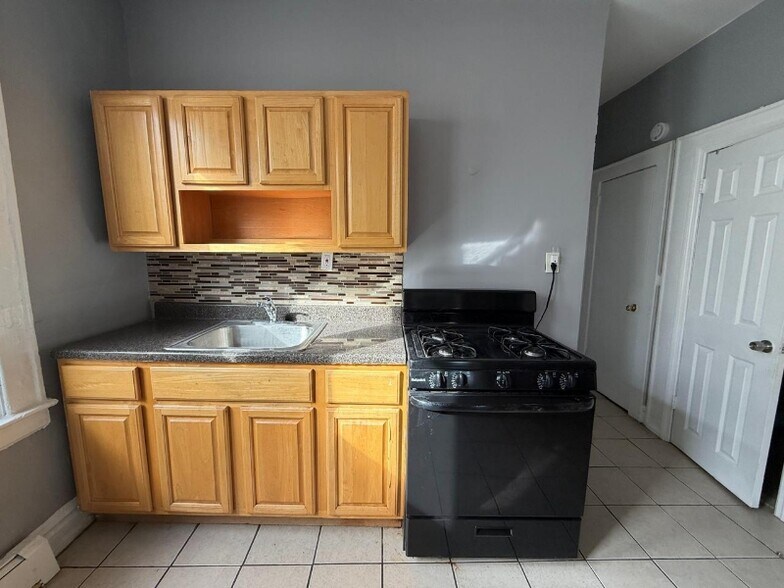 Building Photo - 137 Goodwin Ave