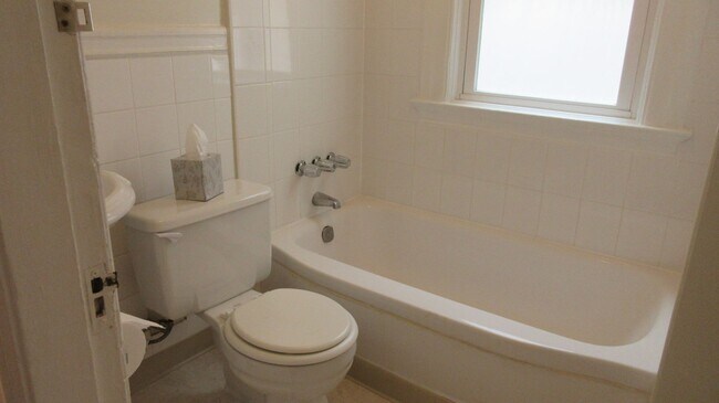 Building Photo - 1 bedroom w/ Washer and Dryer**Excellent City View! Open Sat/Sun, 3-4.