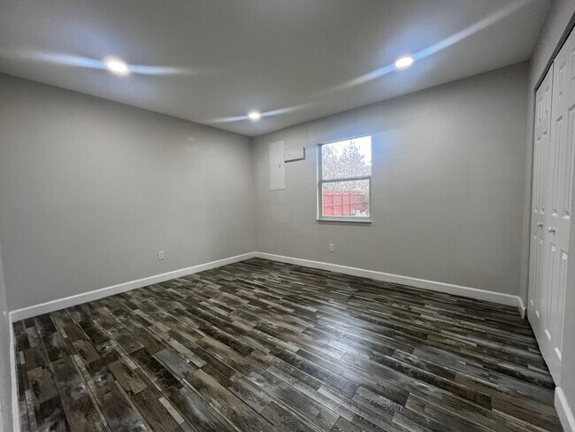 Building Photo - 838 SE Proctor Ln