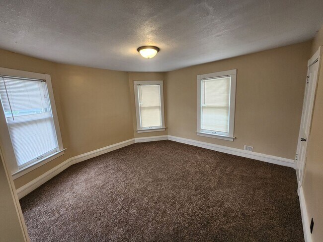 Building Photo - 603 Leclaire St