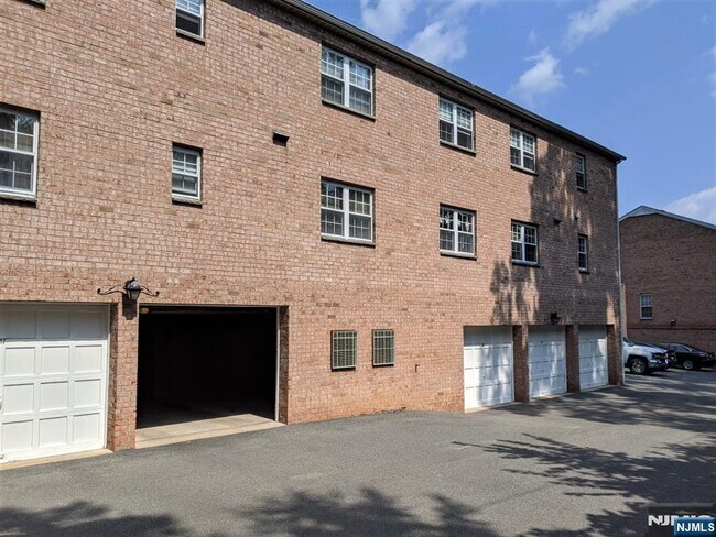 Building Photo - 522 Maple Ave