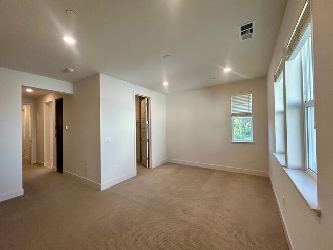 Building Photo - Centrally Located Santa Clara Townhouse