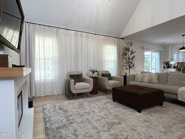 Building Photo - 561 Thorncliff Dr