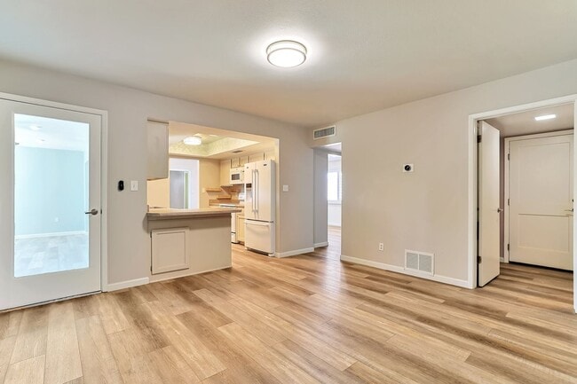 Building Photo - Spacious 6-Bedroom Pool Home Near ASU with 2-Car Garage