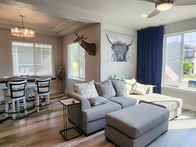 Building Photo - Home Sweet Home! Won't last long!