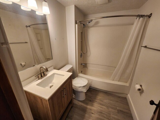 Building Photo - 2033 Robin St