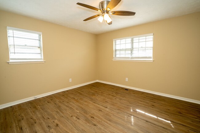 Building Photo - Newly Updated 3 Bedroom 2 Bathroom Home!