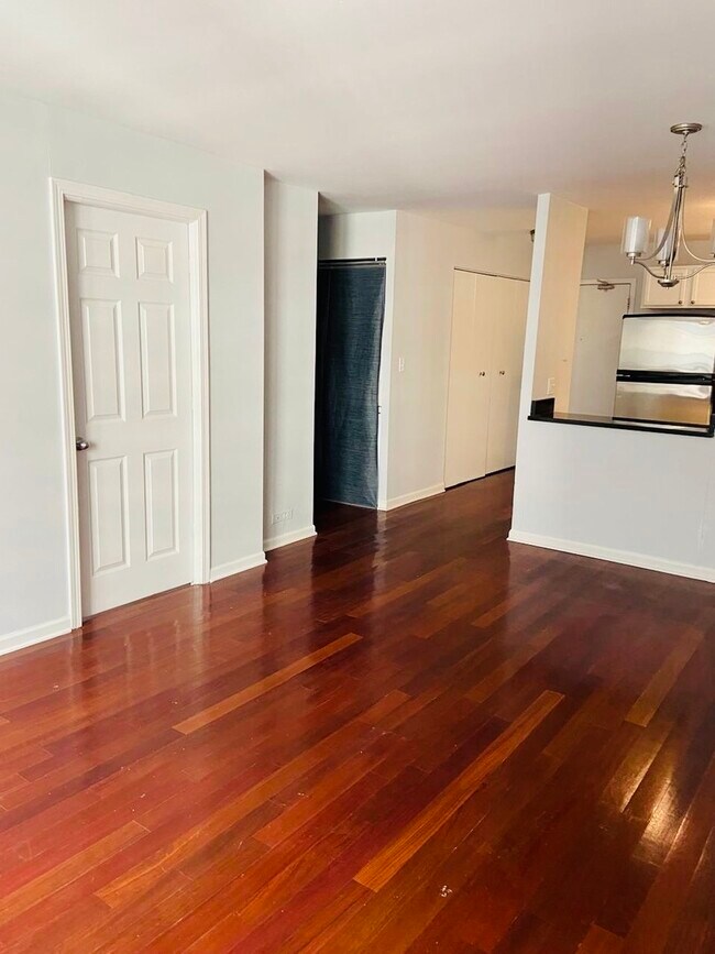 Building Photo - 222 E Pearson St