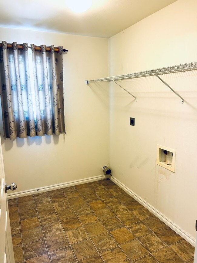 Building Photo - Spacious Townhome, Close to Fort Riley!