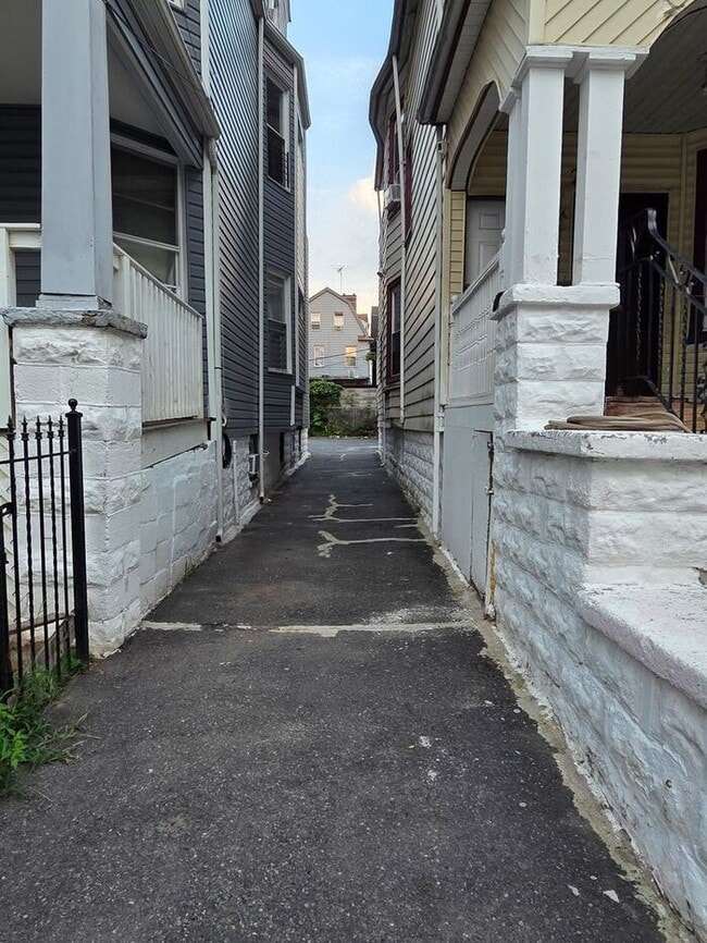 Building Photo - 3rd FL apt with private entrance, off St. parking available, heat included