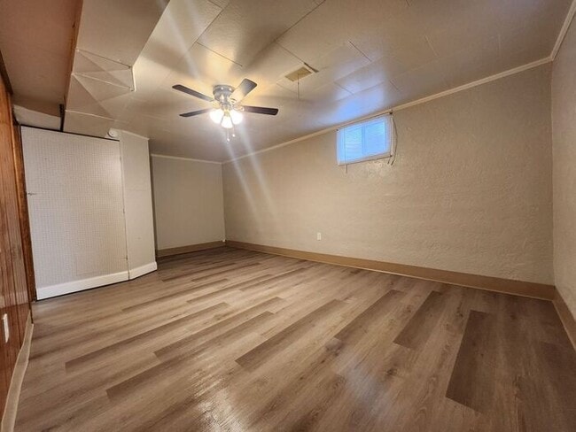 Building Photo - Stylish 2BR w/ LVP Flooring & Fenced Yard ...