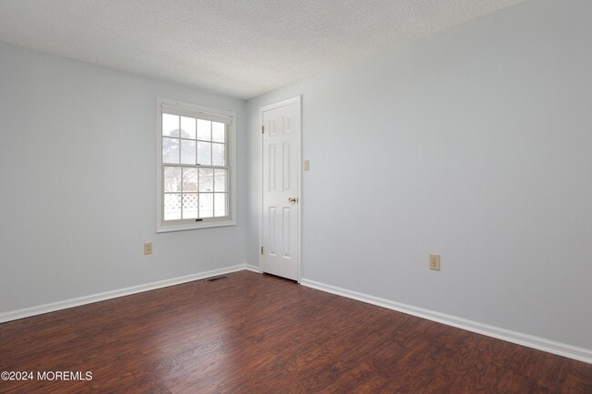 Building Photo - 16 Pinetree Ln