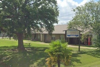 Building Photo - 815 E Russell Ave