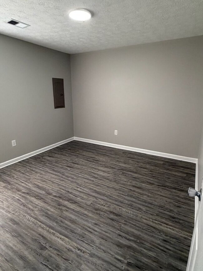 Building Photo - 207 Aqueduct Dr
