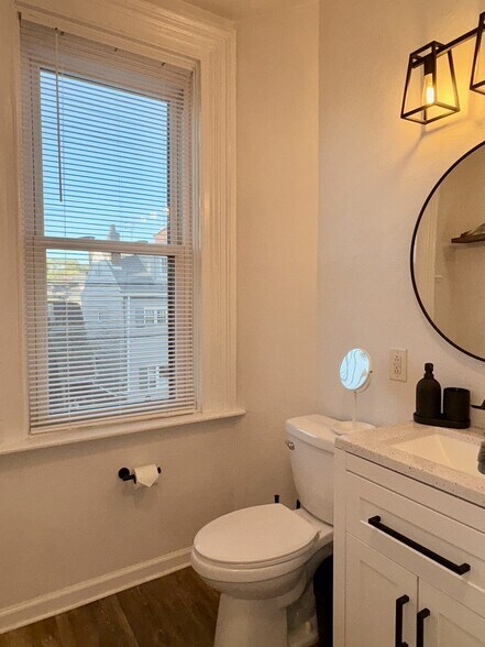 Building Photo - 2202 Sarah St