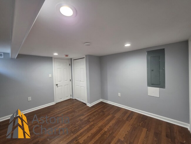 Building Photo - Fully Renovated 4 Bed 3 Bath End Unit Rowhome with Den, Ensuite and Finished Basement